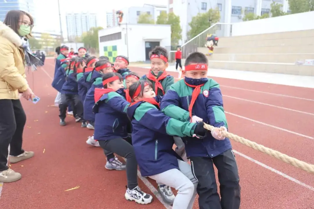 一場熱鬧的拔河比賽在蘇州市勞動路實驗小學校拉開帷幕
