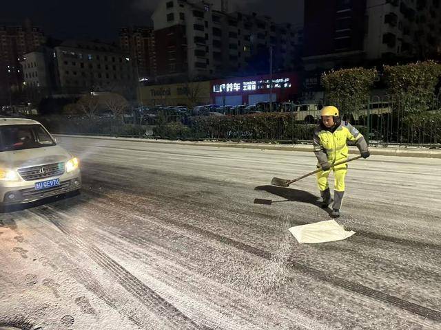 戰風雪清道忙，保潔保暢兩不誤！城市美容師凌晨在行動