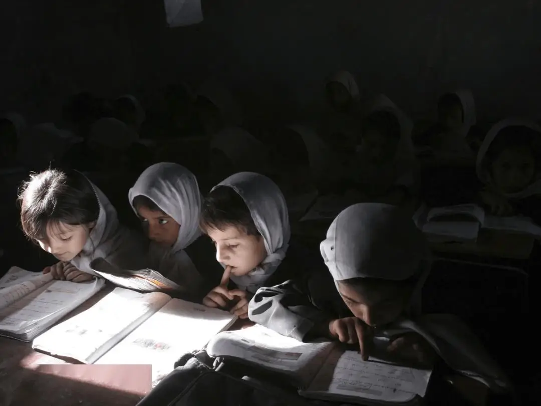 阿富汗永久禁止女性讀中學大學？220萬女孩恐變文盲，偷著學被逮會受罰？