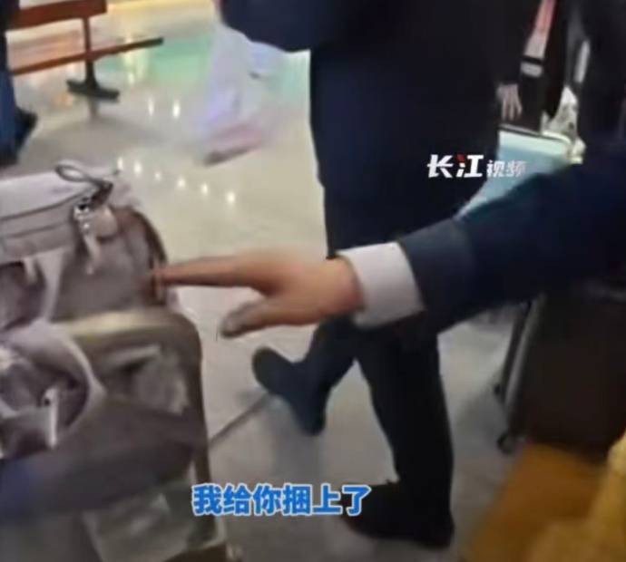 至少14人被拍到！女大學生坐高鐵回家，網友：看著看著就哭了