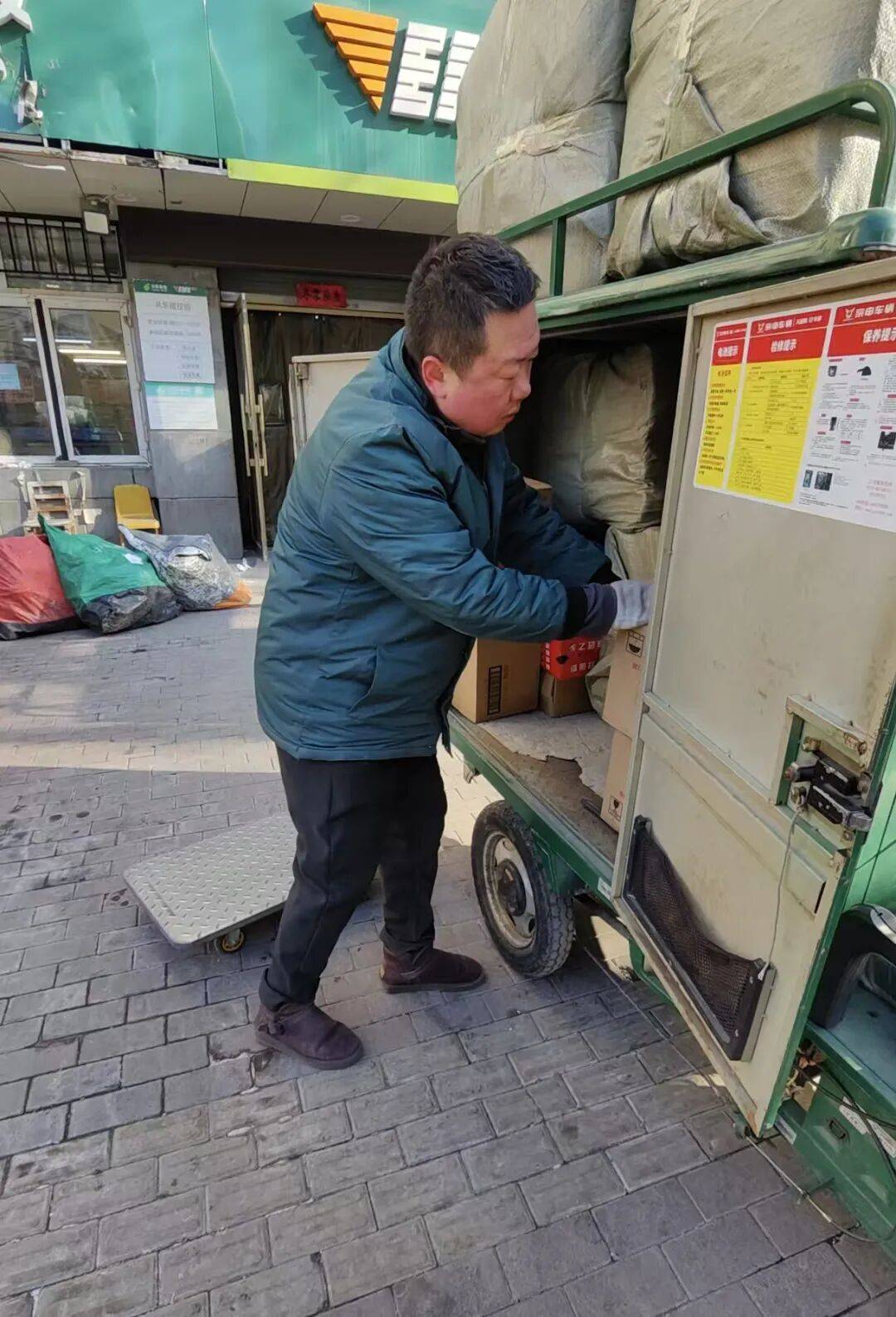 【2026新春走基層】凌晨5點起床，深夜10點回家｜快遞小哥王飛：我送的不只是快遞，更是新春裡的安心