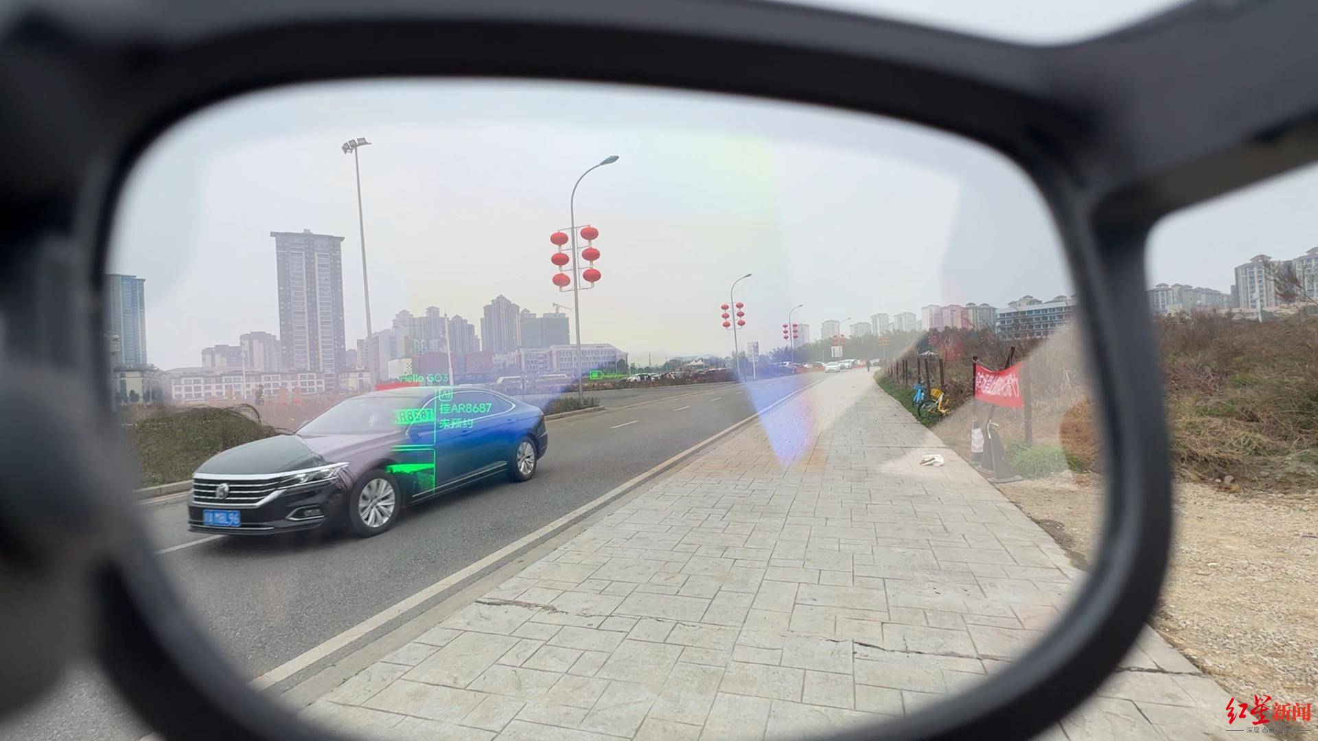 成都交警戴上高科技眼鏡：景區車輛有沒預約，一眼就能識別！
